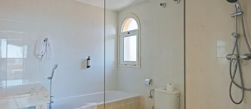 Luxuszimmer mit Balkon und Blick auf den Pool