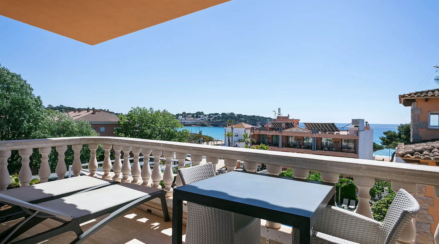 Luxe kamer met balkon en pool view