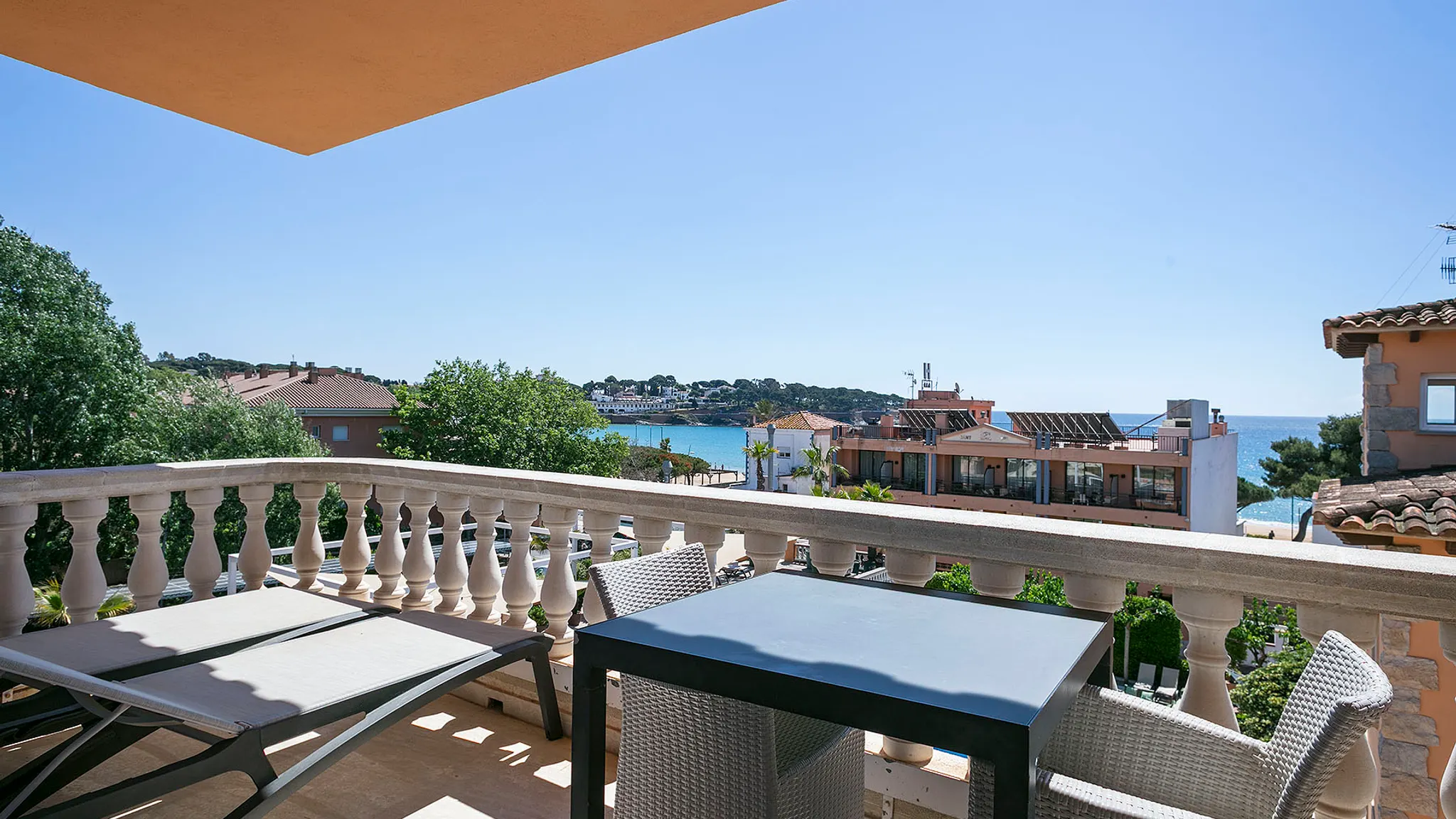 Luxuszimmer mit Balkon und Blick auf den Pool