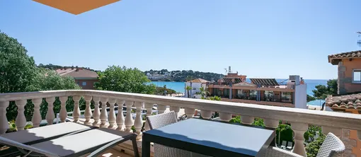 Luxuszimmer mit Balkon und Blick auf den Pool