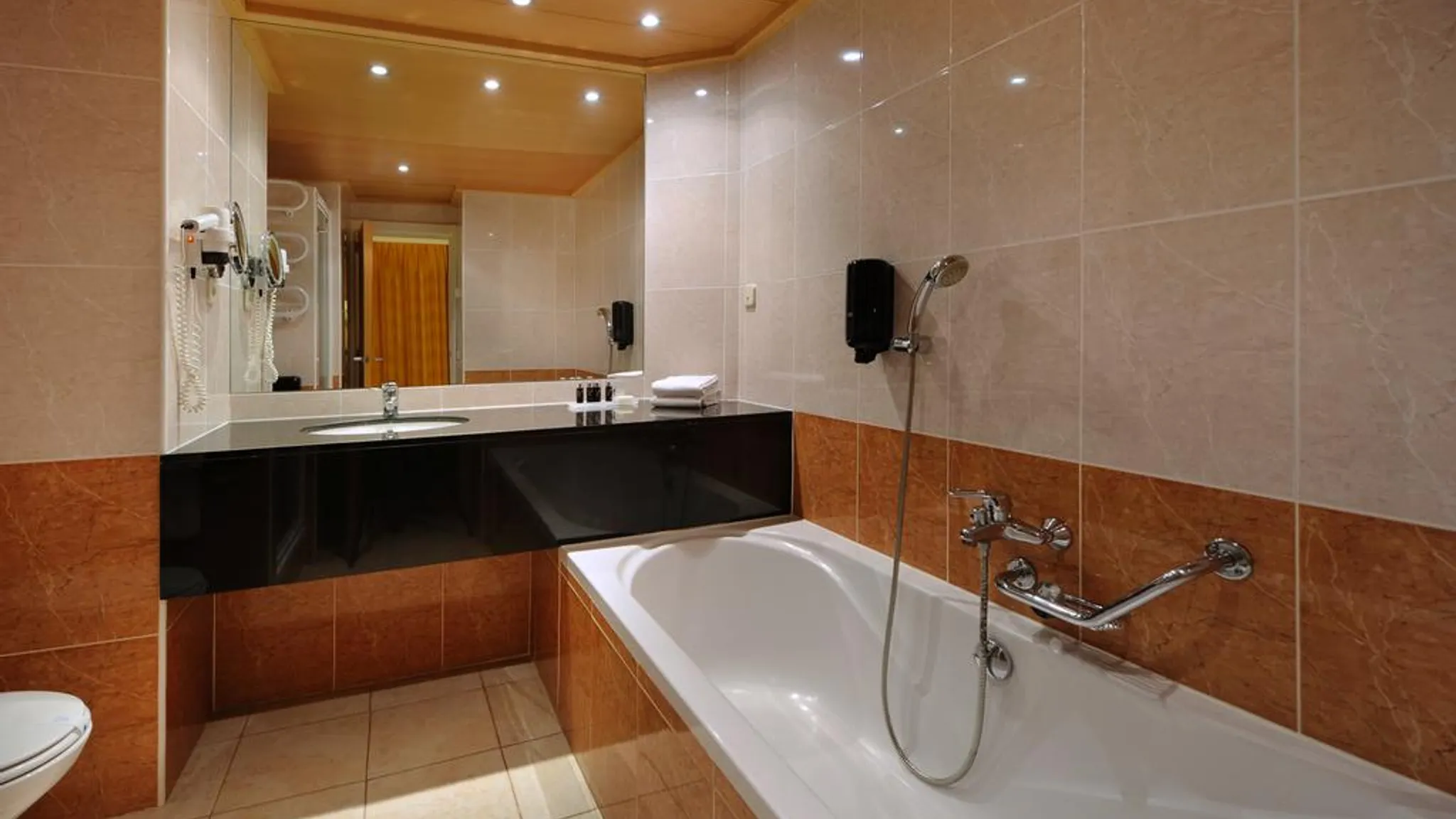 Badkamer - Van der Valk Hotel Barcarola