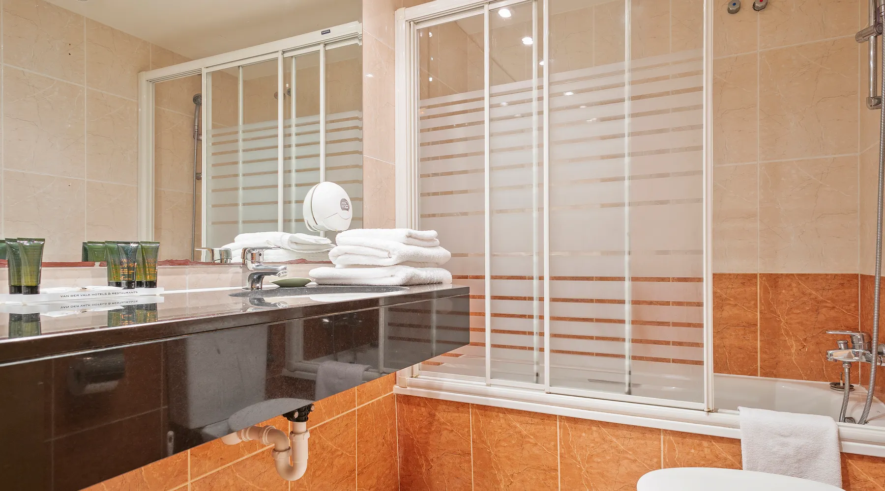 Salle de bain avec baignoire