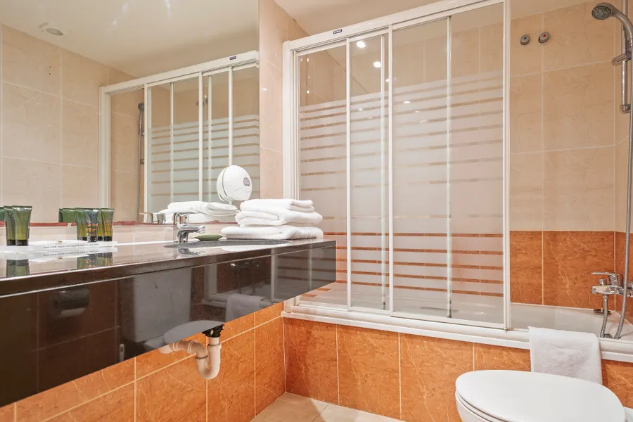 Salle de bain avec baignoire