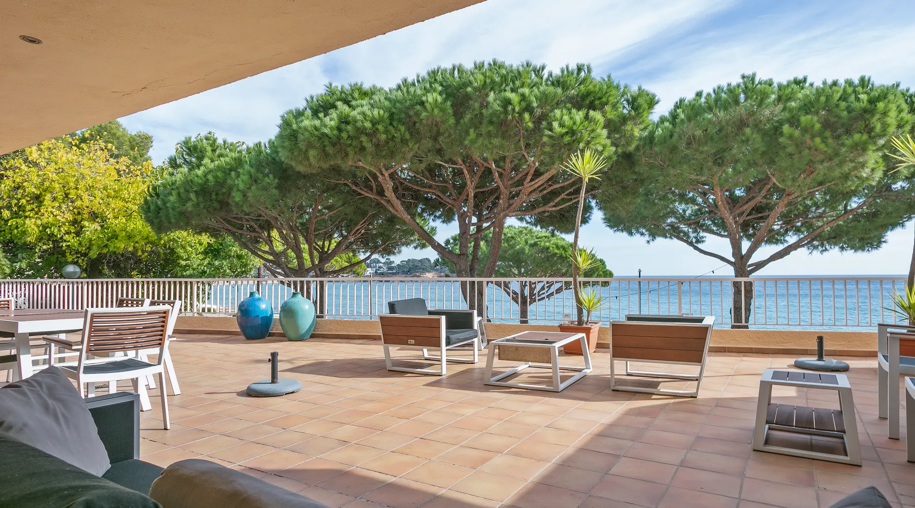 Terrasse avec vue sur mer