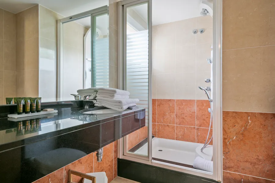 Salle de bain avec douche