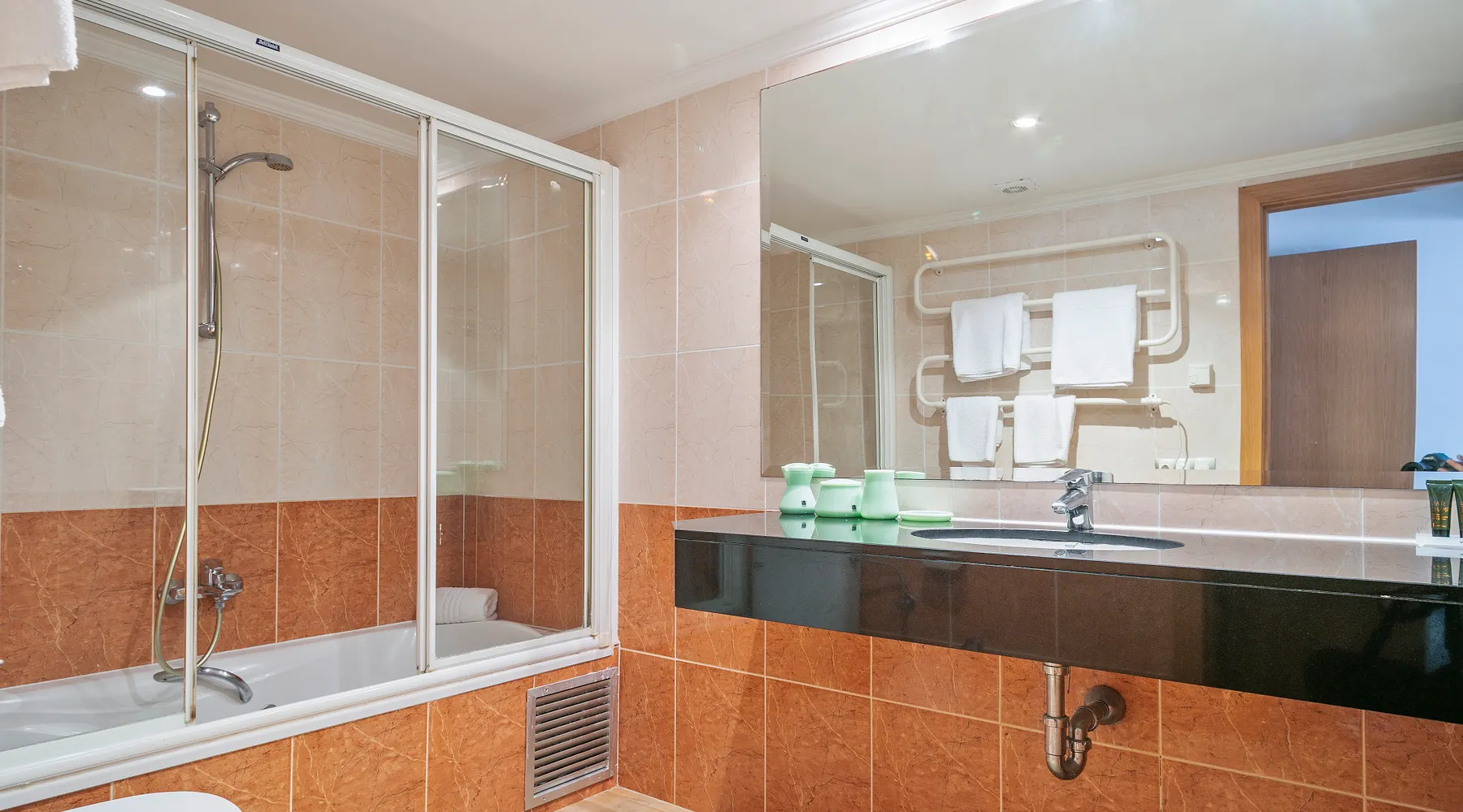 Salle de bain avec baignoire