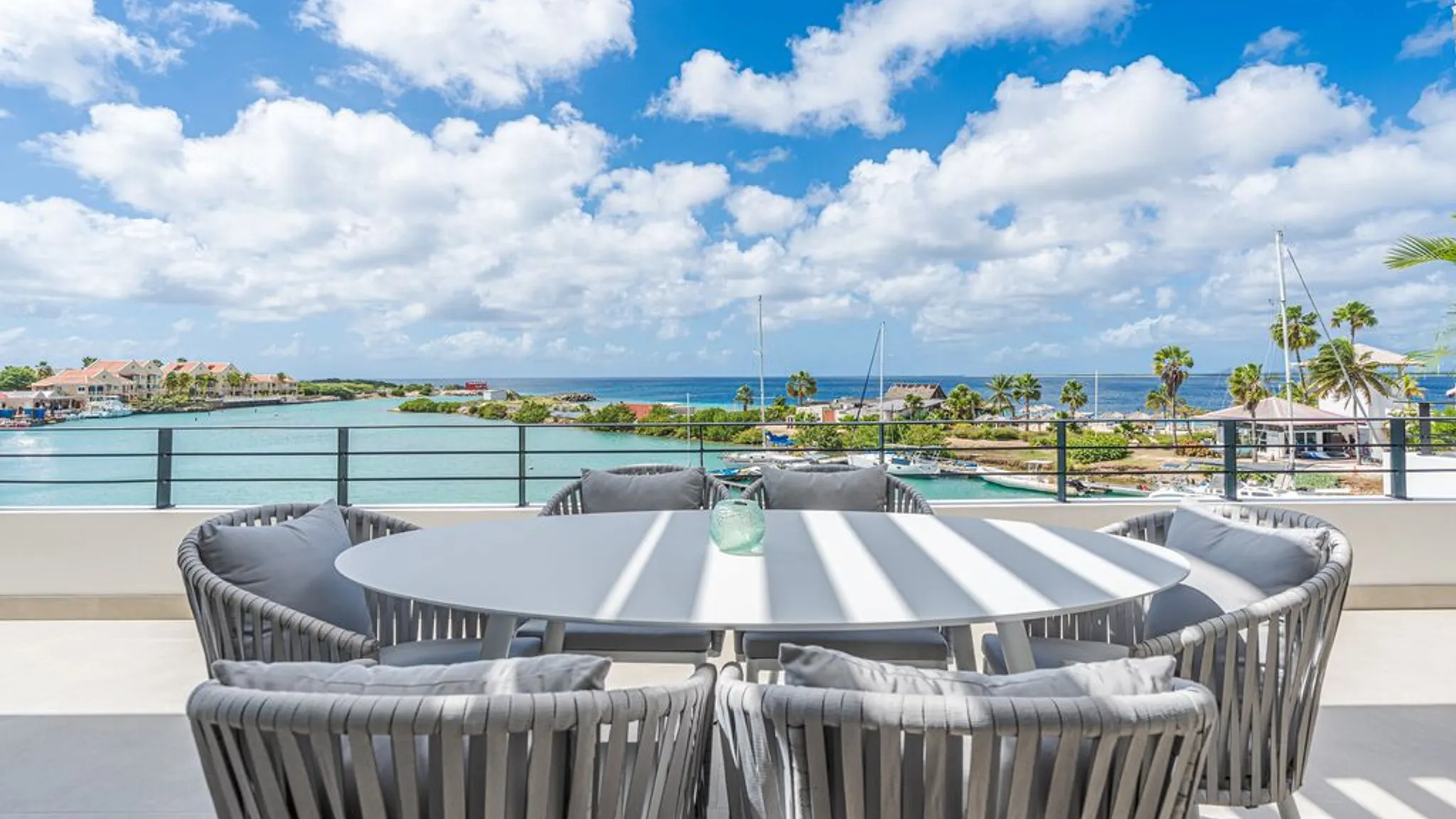 Ruim terras met uitzicht penthouse laguna view