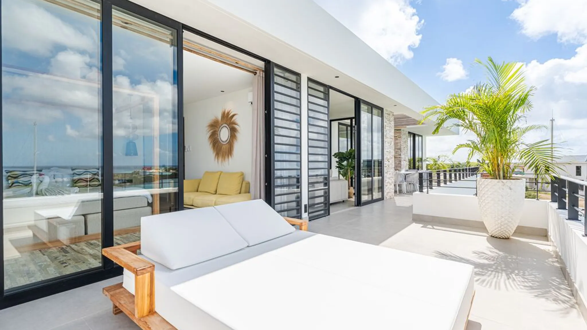 Luxe loungeterras penthouse laguna view