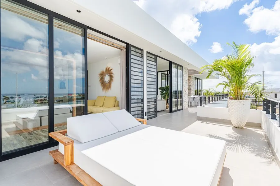 Luxe loungeterras penthouse laguna view