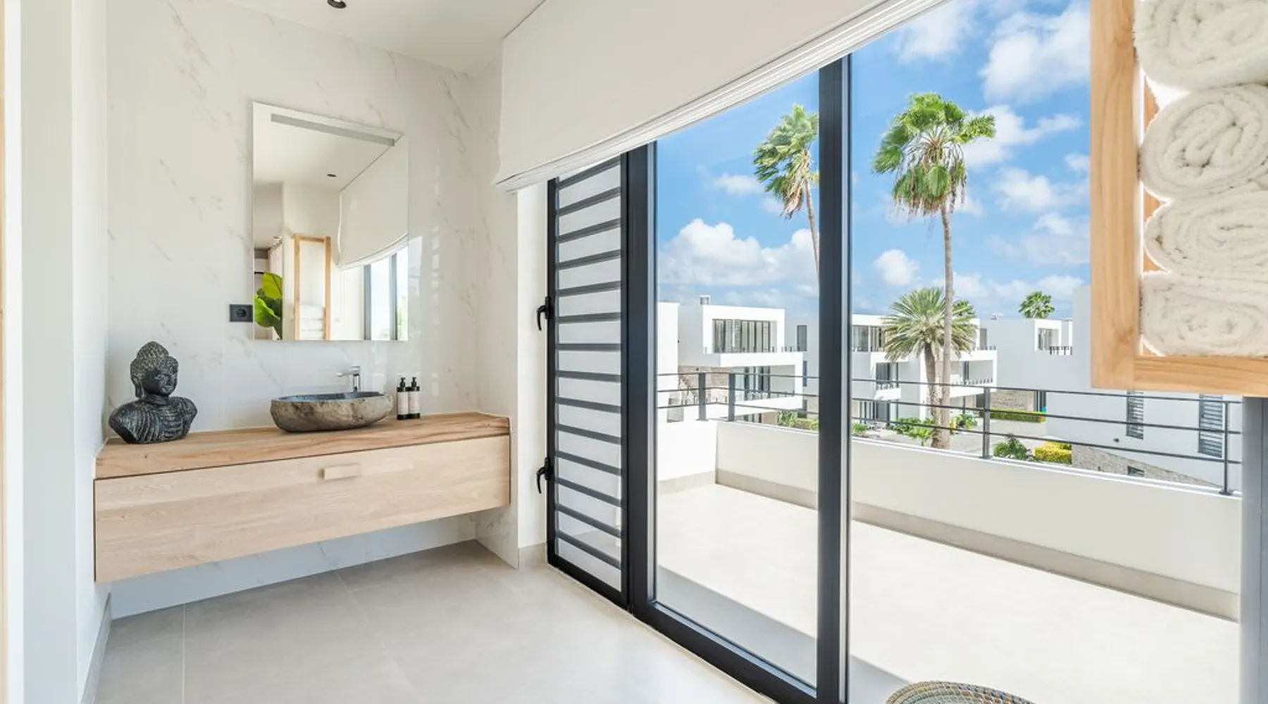 ruime badkamer penthouse laguna view