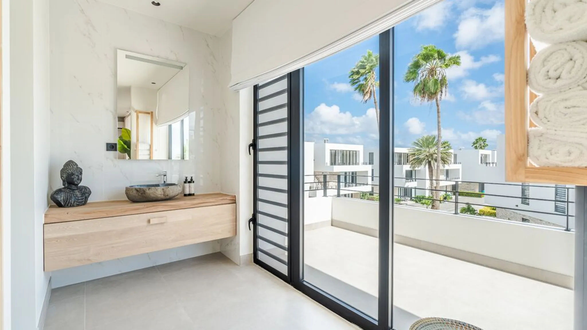 ruime badkamer penthouse laguna view