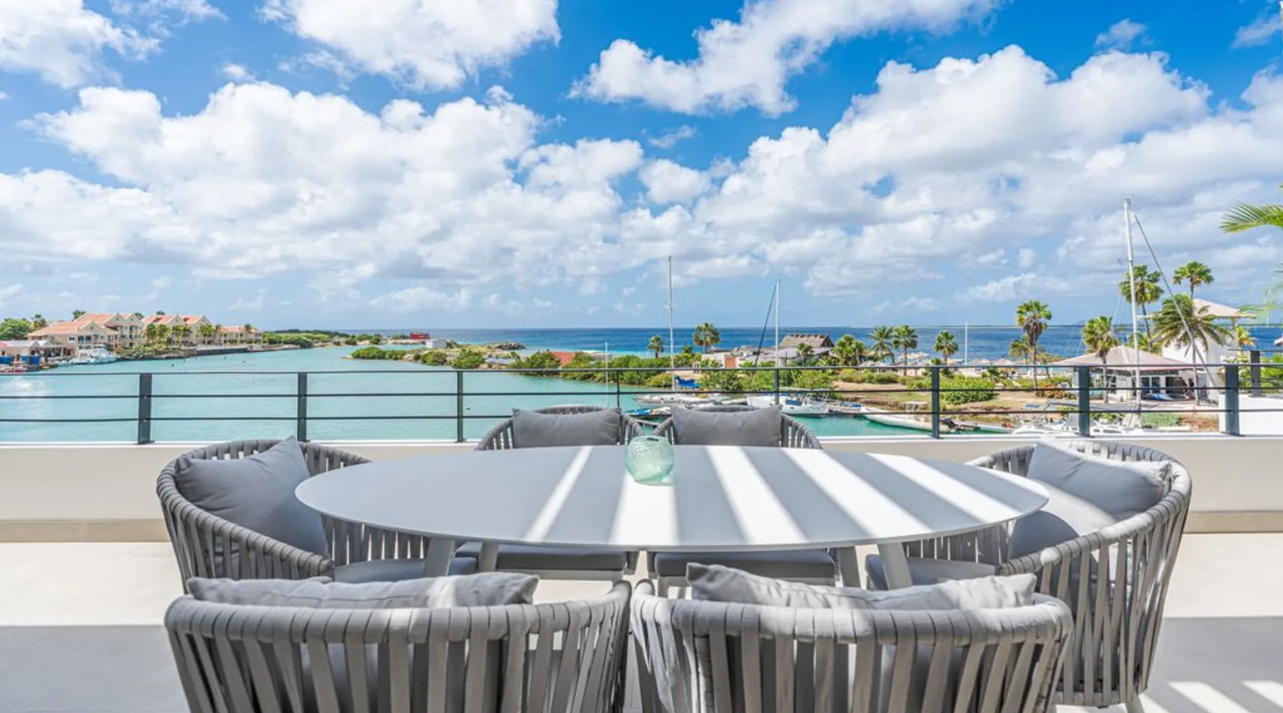 Ruim terras penthouse oceanfront
