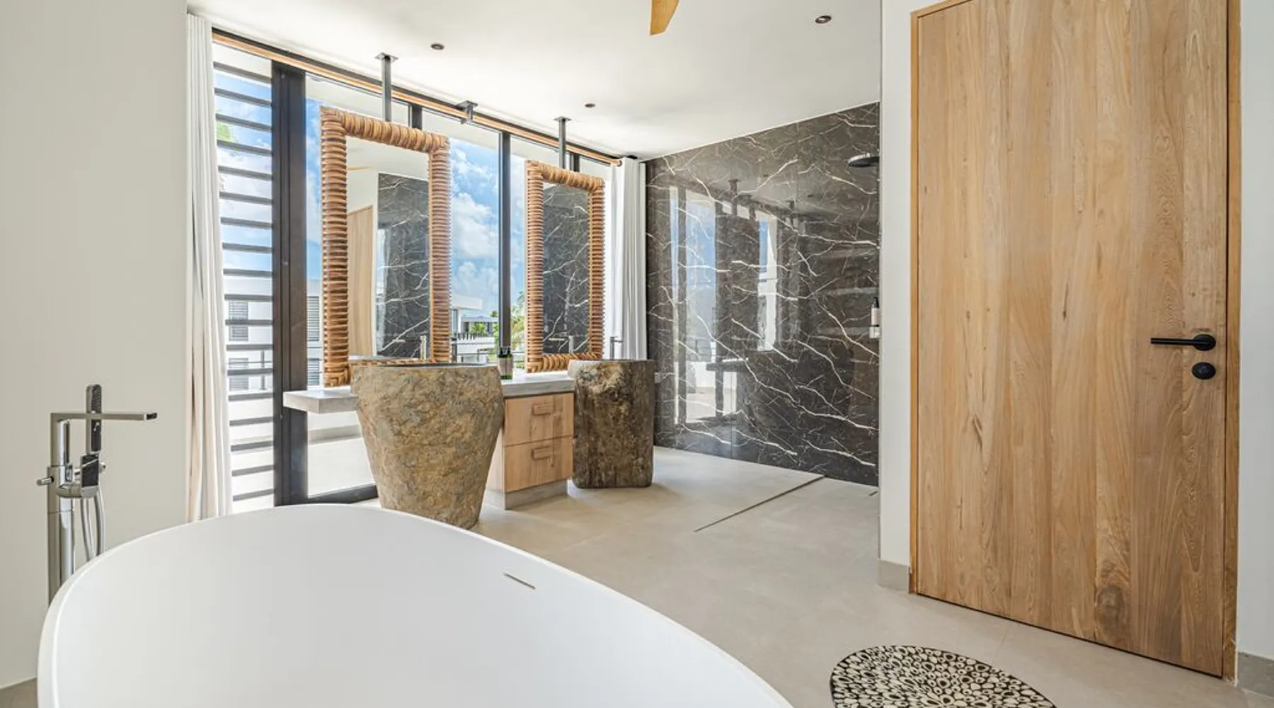 Ruim ligbad penthouse oceanfront