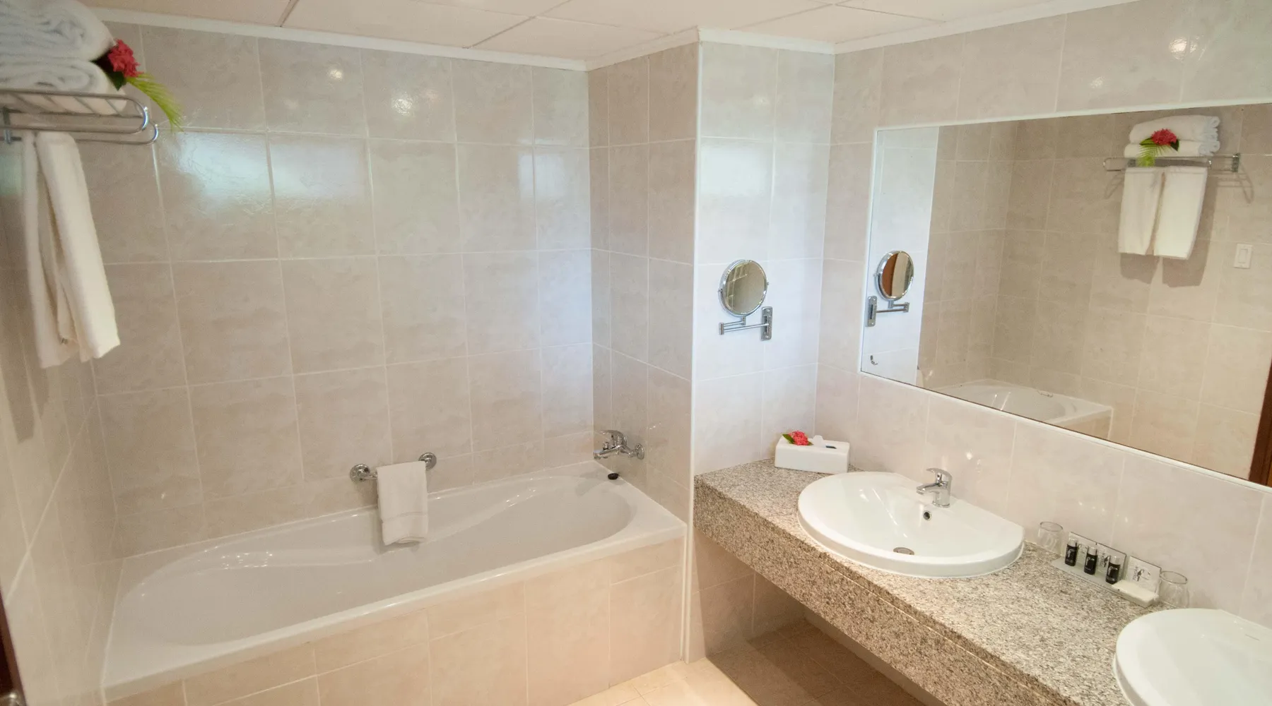 Bath room Junior Suite - Plaza Beach Resort Bonaire