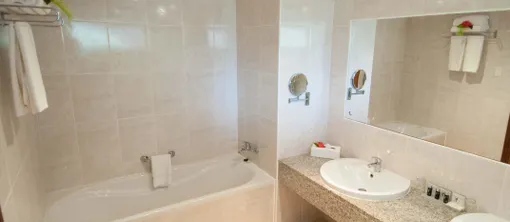 Bath room Junior Suite - Plaza Beach Resort Bonaire