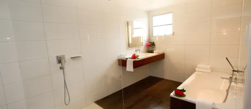 Grand Suite bath room - Plaza Beach Resort Bonaire